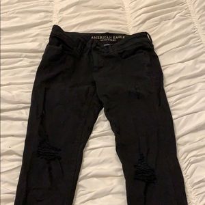 American Eagle black skinny jeans w ripped knee